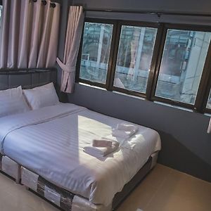 Deluxe Queen Studio